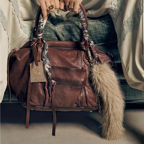 FREE PEOPLE TAIL KEYCHAIN🏔️🦌🤎 - Picture 2 of 2